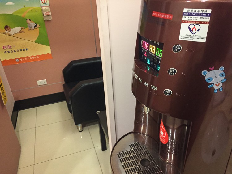 Espace enfant dans le métro de Taipei eau potable pour biberon